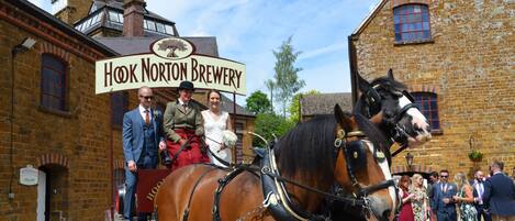Un carruaje tirado por caballos frente a la cervecería Hook Norton.