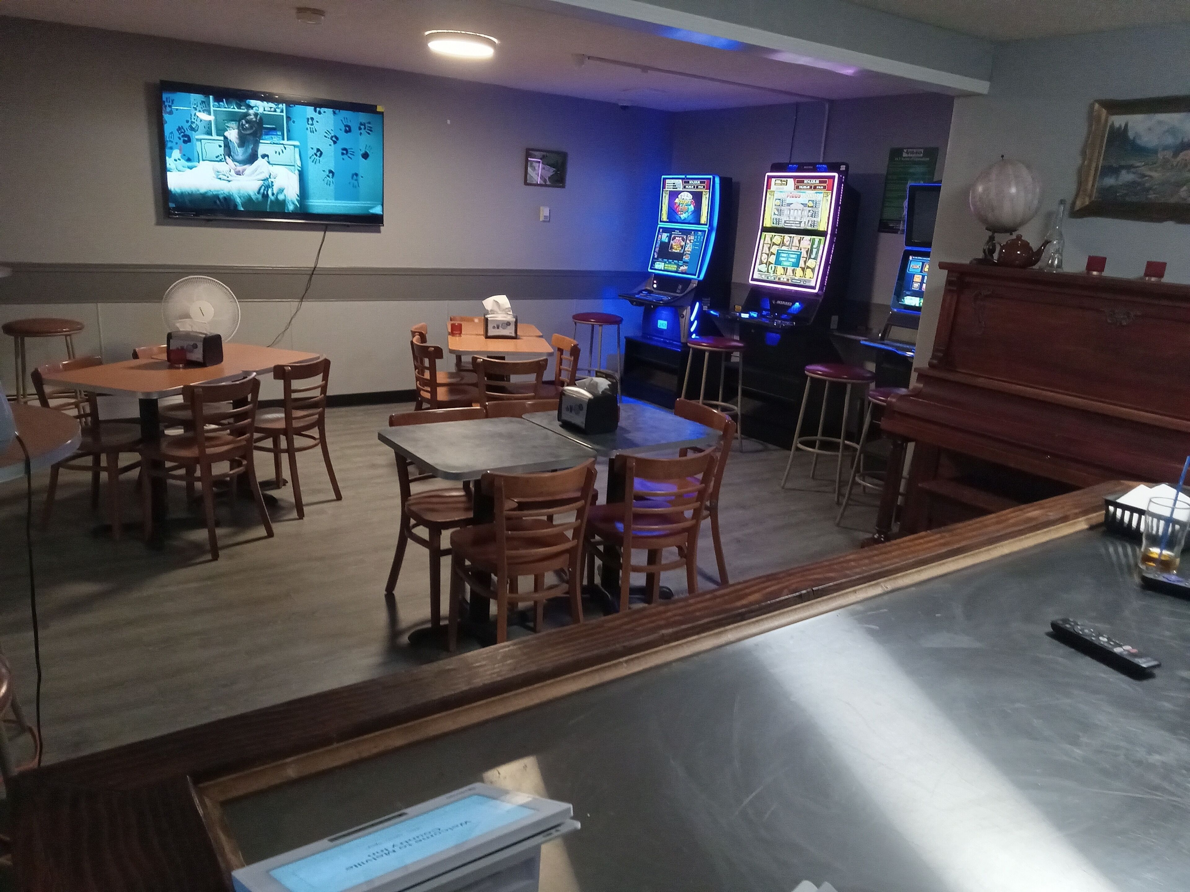 Sert le dîner, le brunch et l'apéritif