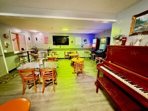 Serves dinner, brunch, and happy hour