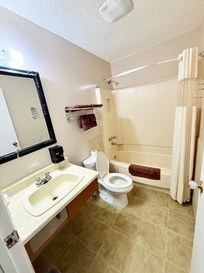 Desk, free WiFi, bed sheets - Melville Country Inn (Melville)