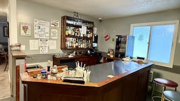 Serves dinner, brunch and happy hour