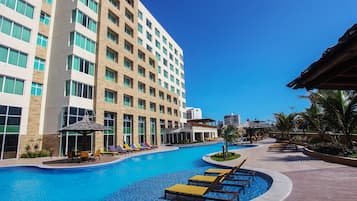 Außenpool, Sonnenschirme, Liegestühle