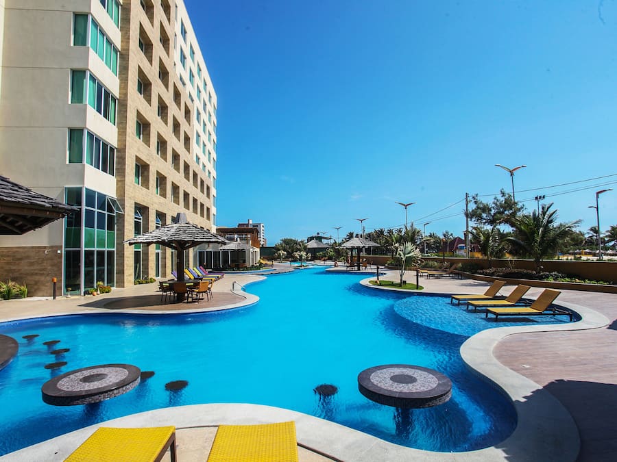 Piscina all'aperto, ombrelloni da piscina, lettini