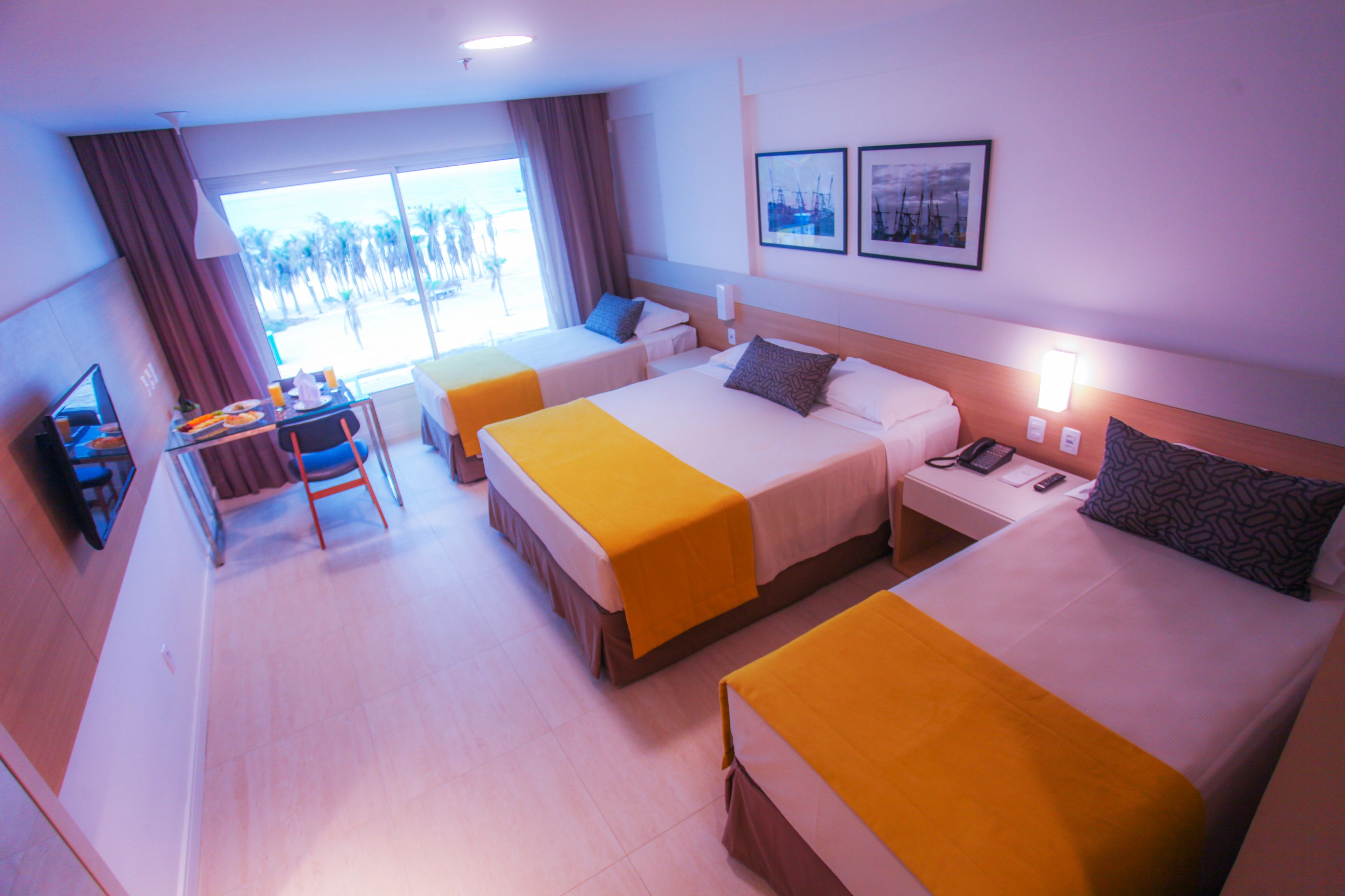 Minibar, safe på rommet, blendingsgardiner og strykejern/-brett