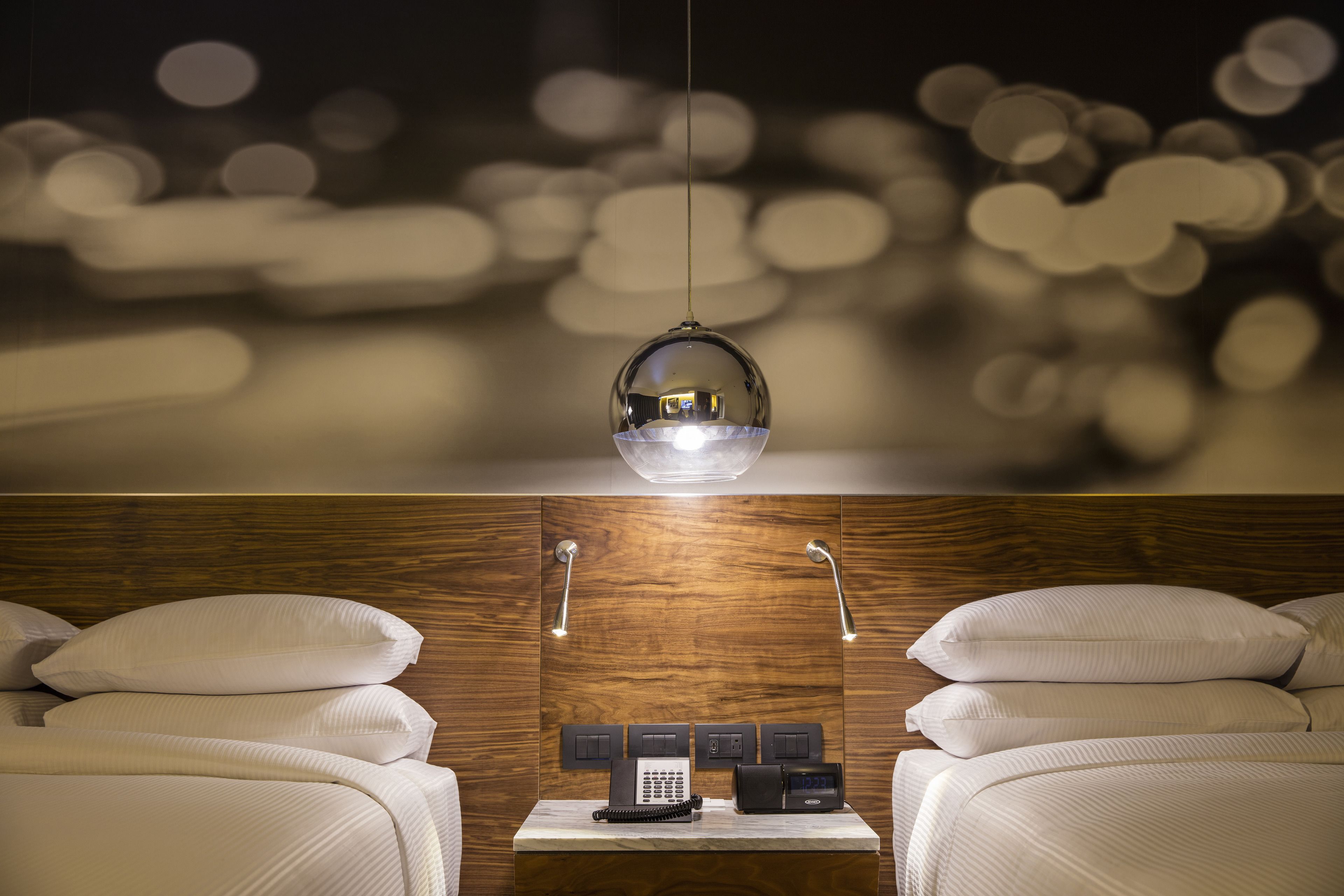 standard double room | in-room safe, individually decorated, individually furnished, desk