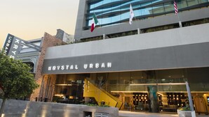 A modern building with a glass facade and a sign reading "KRYSTAL URBAN." - Krystal Urban Guadalajara (Guadalajara)