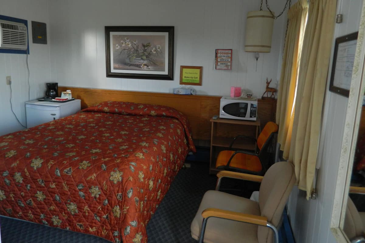 Camera, 1 letto queen | Una scrivania, letti aggiuntivi gratuiti, Wi-Fi gratuito
