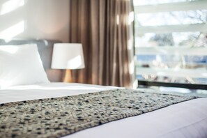 Sengetøy av topp kvalitet, skrivebord, blendingsgardiner og lydisolert