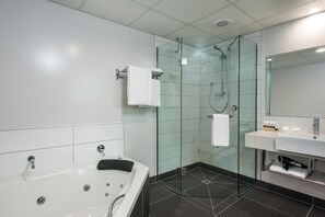 Free toiletries, hair dryer, towels - One88 On Commerce (Whakatane)
