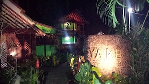 Depan hartanah - siang/malam