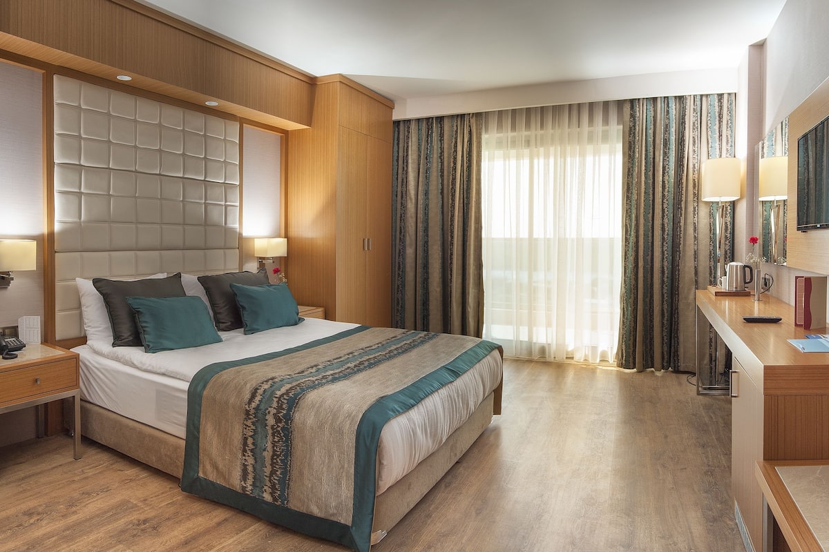 Een gratis minibar, een kluis op de kamer, een bureau