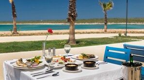 4 restaurants servant le déjeuner, le dîner et le souper