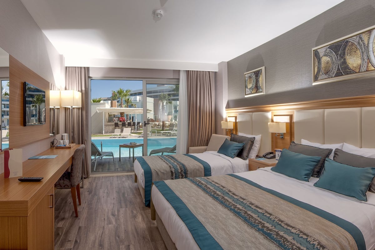 Lake Swim-up Room | Een gratis minibar, een kluis op de kamer, een bureau