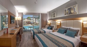 Lake Swim-up Room  | Minibar con artículos gratuitos, caja fuerte, escritorio