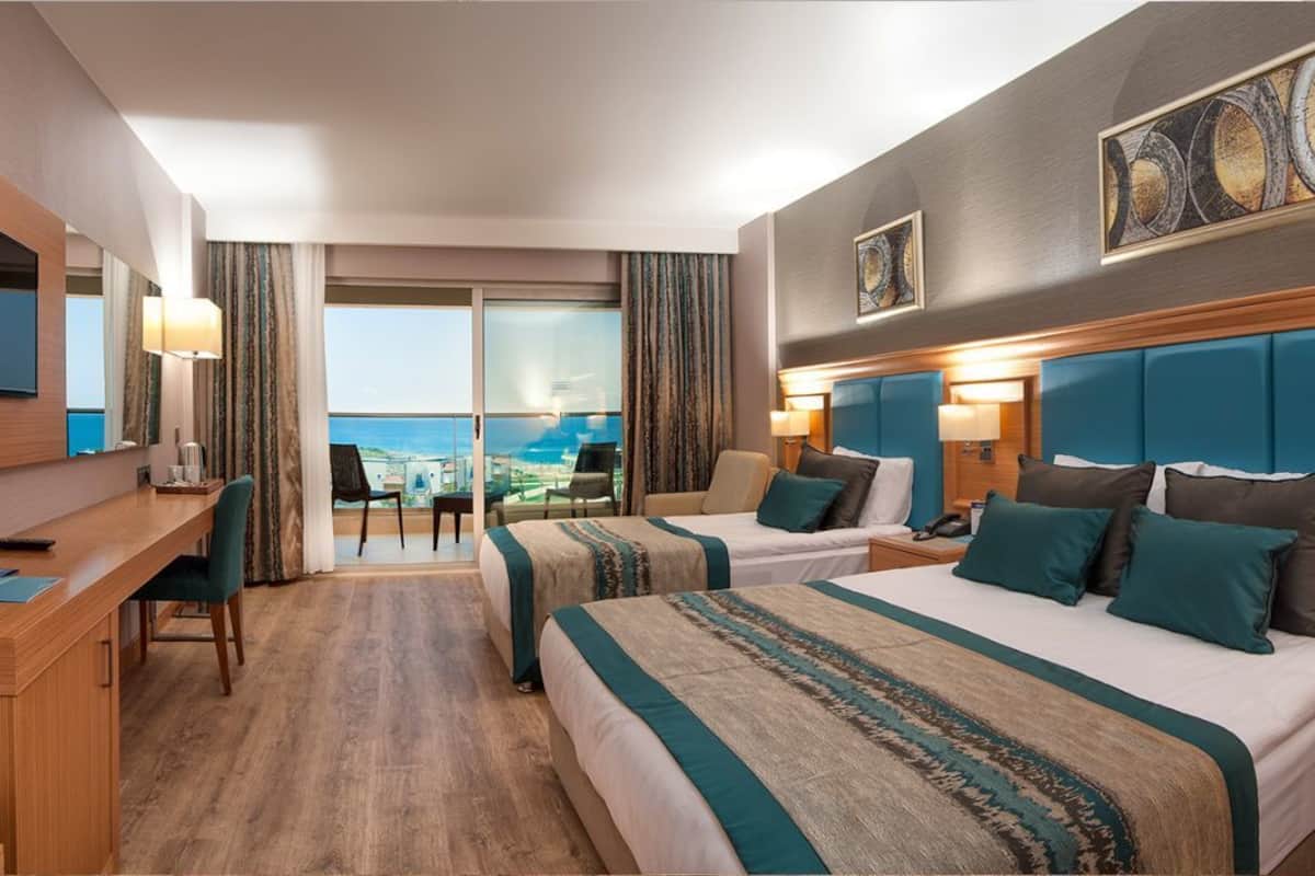 Free minibar, in-room safe, desk, soundproofing