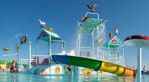 Piscine intérieure, 2 piscines extérieures, parasols, chaises longues