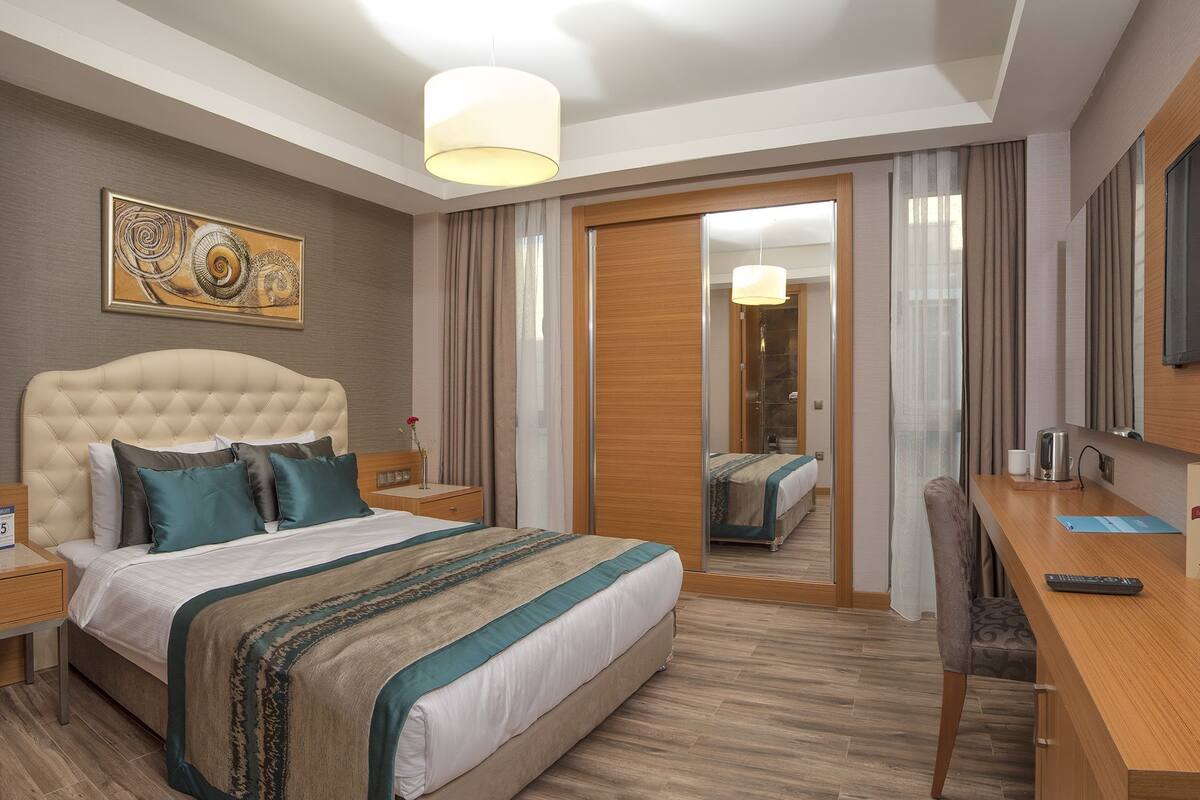 Free minibar, in-room safe, desk, soundproofing