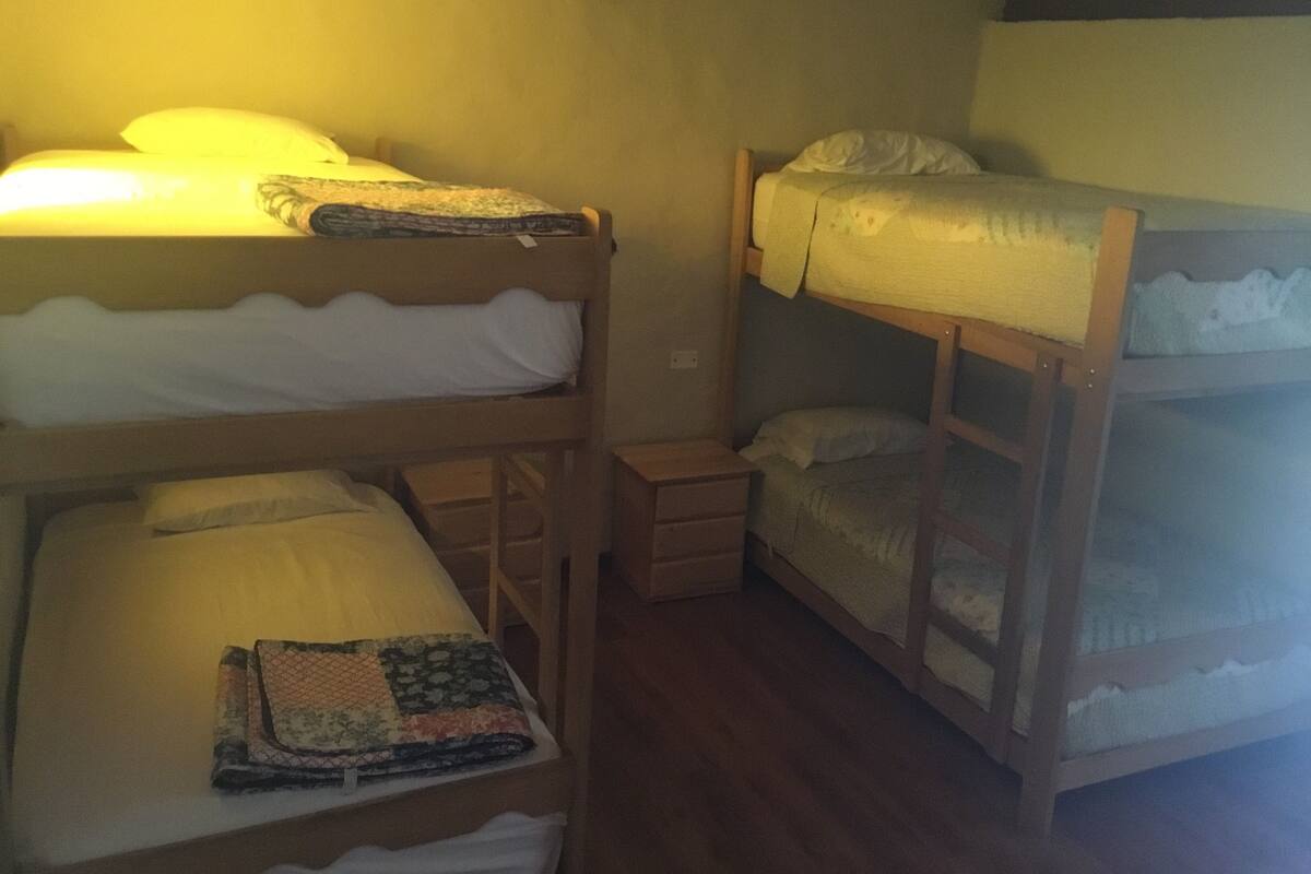 Nhà Duplex Tiêu chuẩn, 2 phòng ngủ, phù hợp cho người khuyết tật | Bộ đồ giường cao cấp, bàn, có lối đi dành cho xe lăn