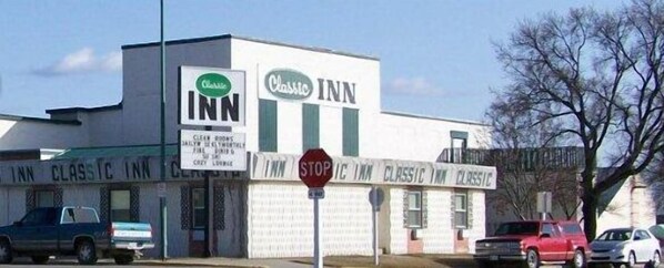 A Classic Inn building with a sign indicating it is a Classic Inn.