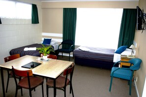 Suite, 1 chambre, rez-de-chaussée | Coin séjour | TV connectée de 40 pouces avec chaînes numériques, télévision