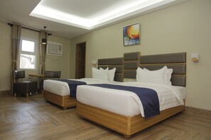 Sun Star Suite | Desk, free WiFi, wheelchair access