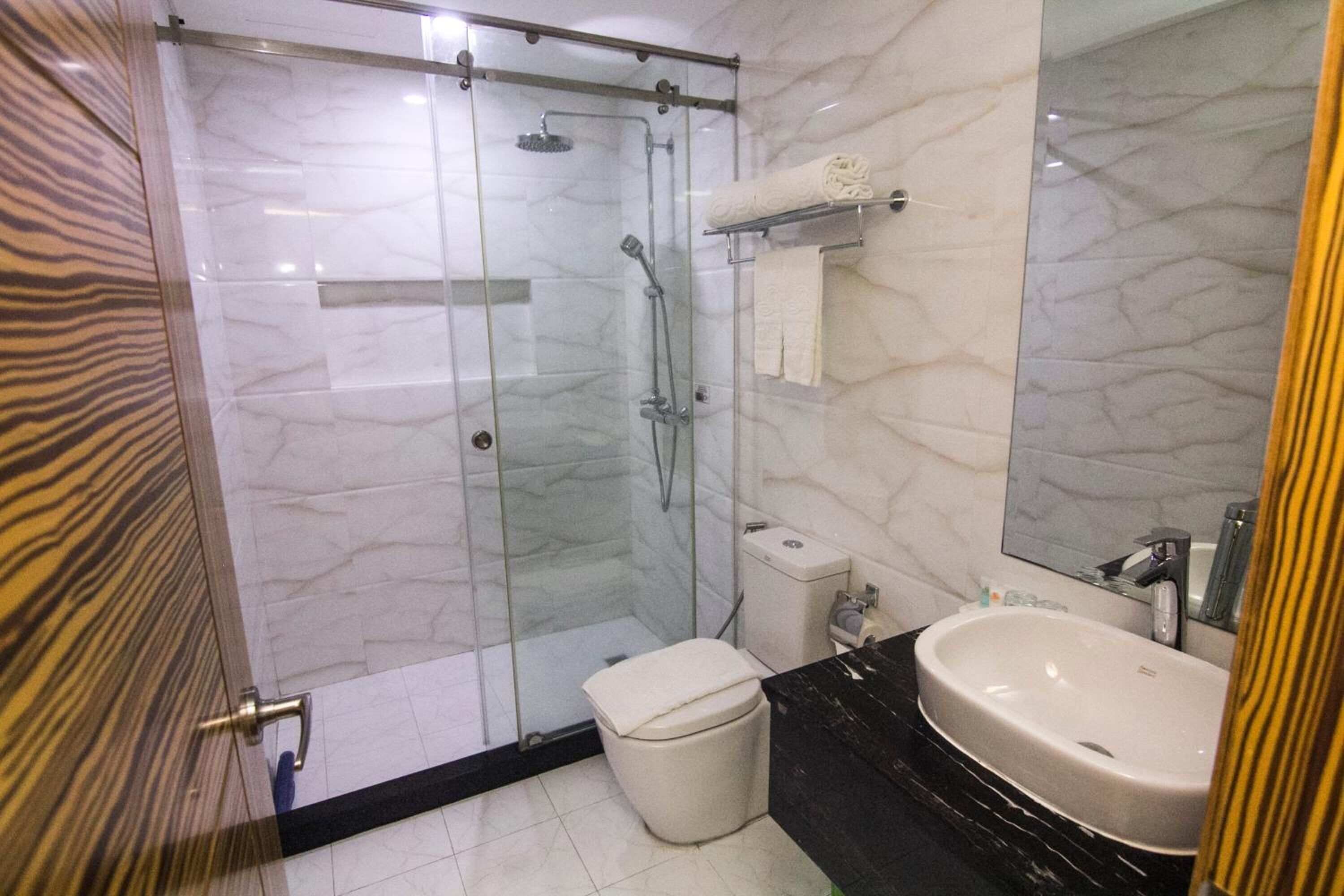 Shower, perlengkapan mandi gratis, pengering rambut, dan sandal