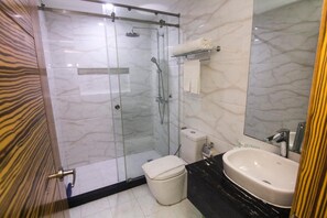 Dusche, kostenlose Toilettenartikel, Haartrockner, Hausschuhe