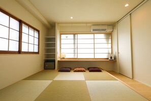 Chambre (Japanese Modern) | Coffres-forts dans les chambres, Wi-Fi gratuit, draps fournis