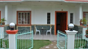 Standard Room | Desk, bed sheets