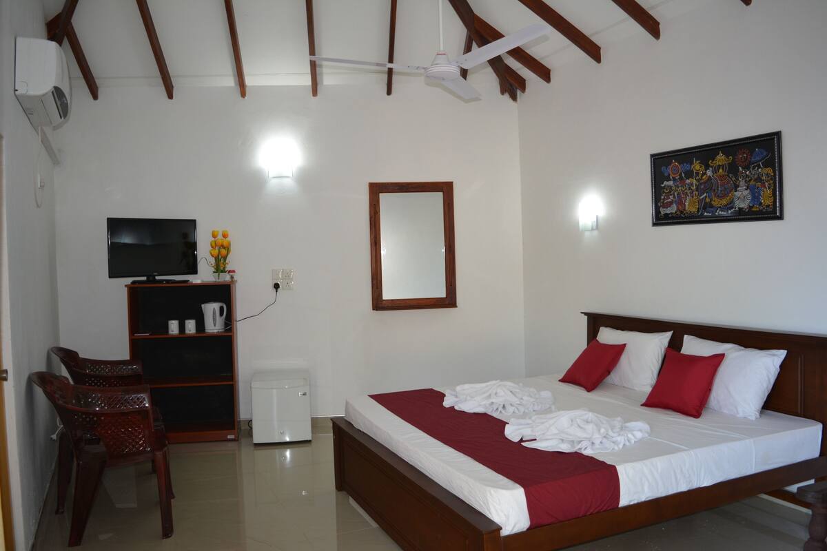 Deluxe Room | Minibar, in-room safe, individually furnished, desk