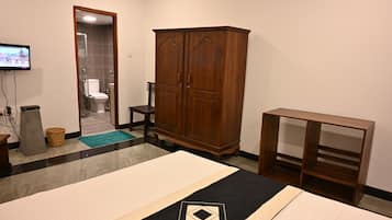 Deluxe Double Room, 1 King Bed | 1 bedroom, in-room safe, desk, soundproofing