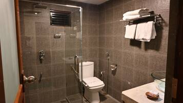Deluxe Double Room, 1 King Bed | 1 bedroom, in-room safe, desk, soundproofing