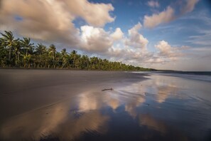 Am Strand, schwarzer Sandstrand