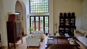 Área de estar no saguão