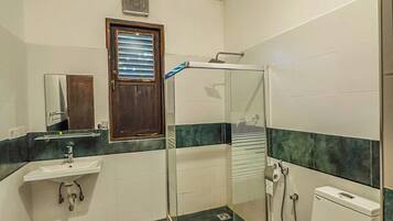 Shower, free toiletries, bidet