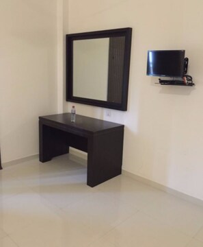 Habitación doble superior, vista al jardín | Escritorio, tabla de planchar con plancha, camas extra y wifi gratis 