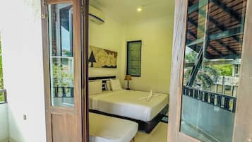 Een bureau, een strijkplank/strijkijzer, extra bedden, gratis wifi