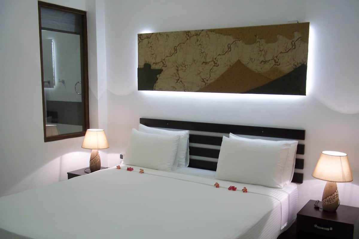 Chambre Double Supérieure, vue jardin | Bureau, fer et planche à repasser, lits pliants/supplémentaires