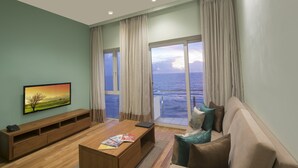 Un salon moderne avec un meuble de rangement en bois pour l’équipement audiovisuel, une table basse et un canapé.