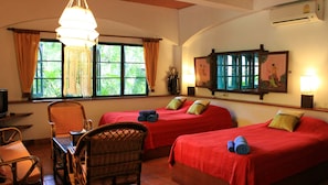 標準雙床房 | 客房內保險箱、書桌、熨斗/熨衣板、免費無線上網