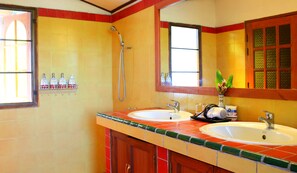 Deluxe Family House | Kamar mandi | Perlengkapan mandi gratis, pengering rambut, sandal, dan handuk
