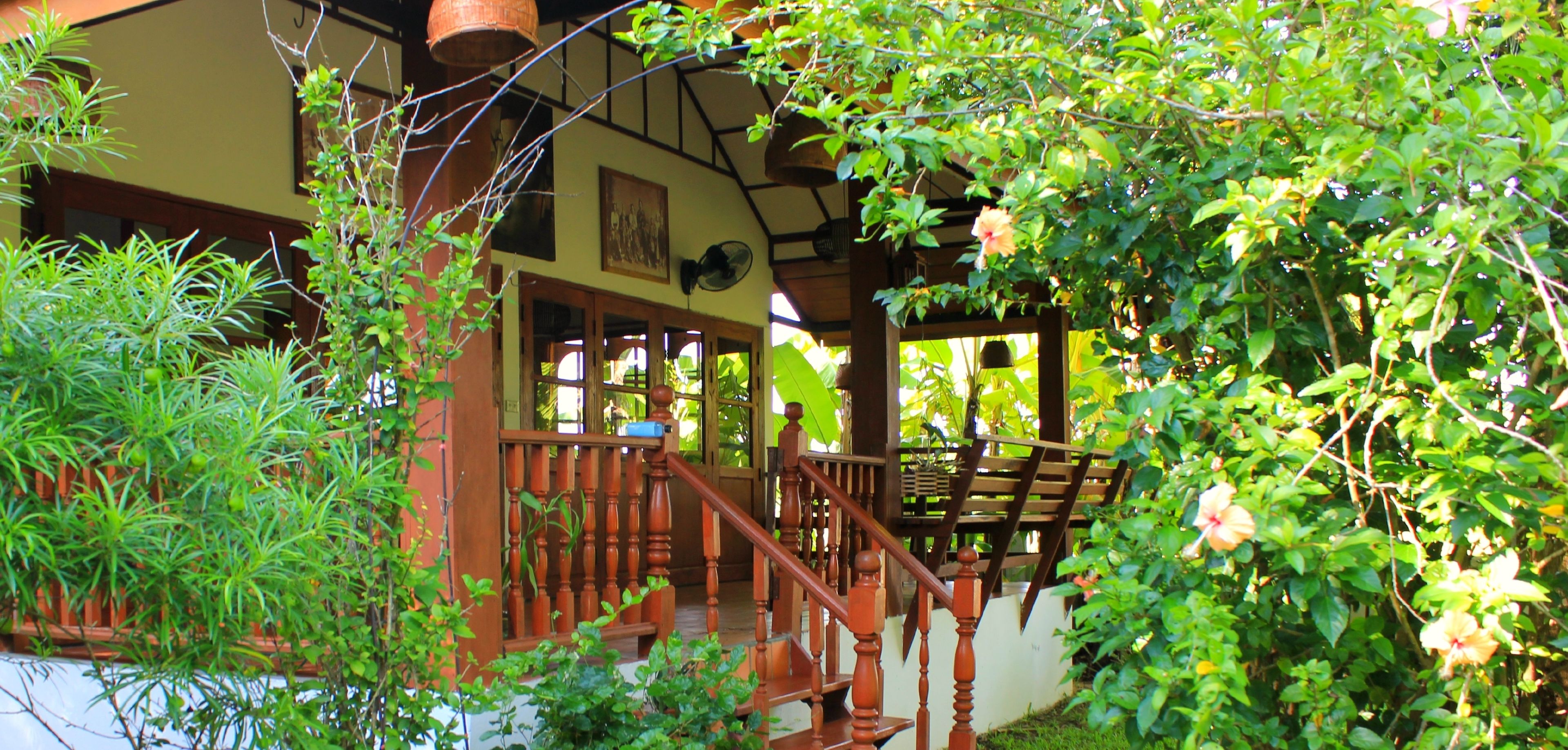 deluxe family house | garden view