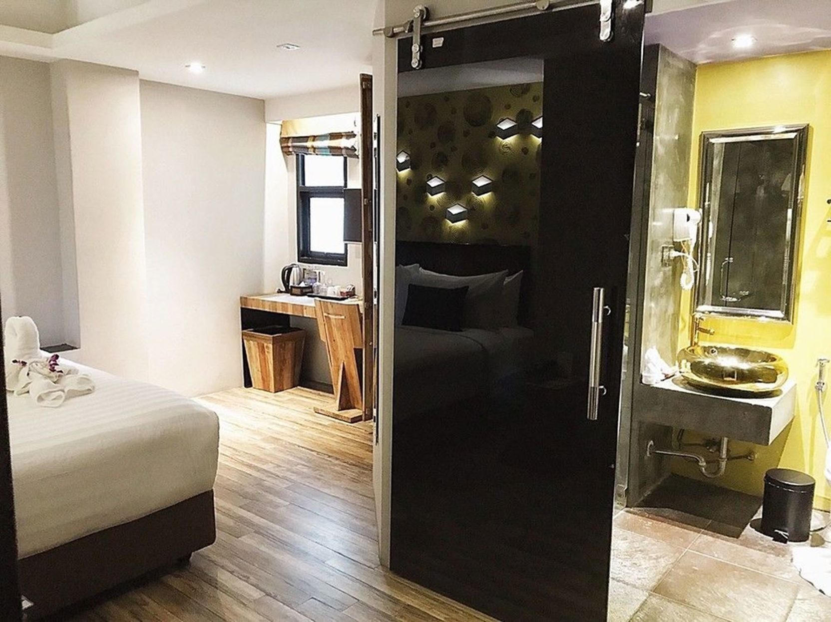 Frigobar, cofres nos quartos, escrivaninha, cortinas blackout