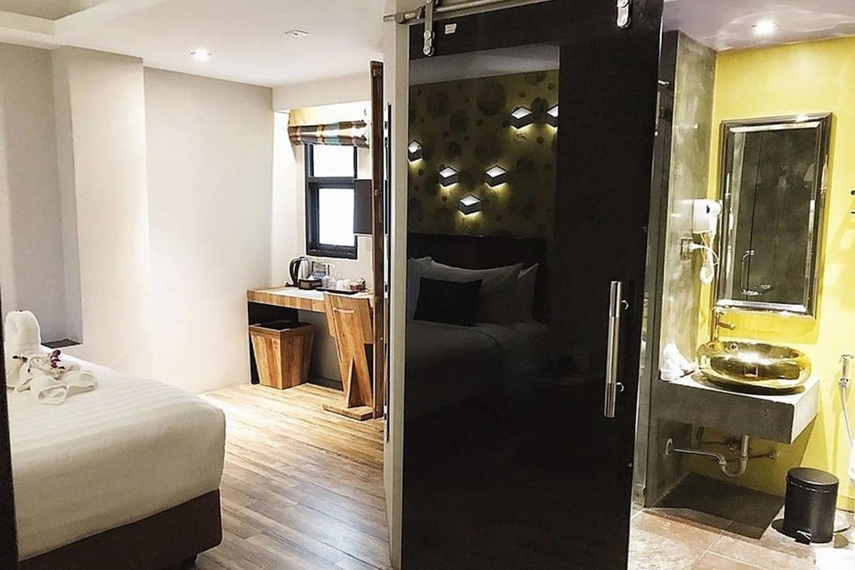 Frigobar, cofres nos quartos, escrivaninha, cortinas blackout