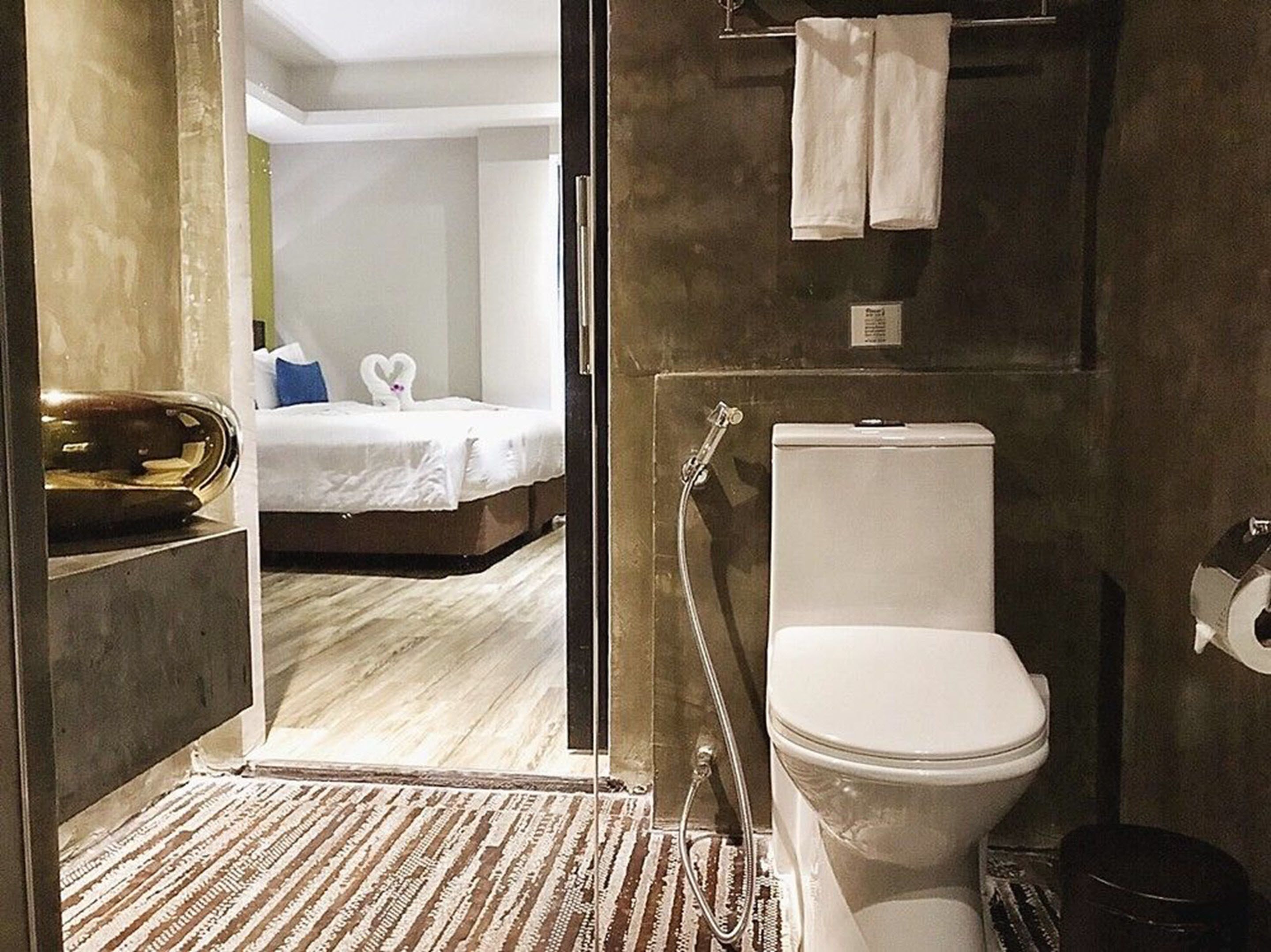 grand double room | bathroom | shower, free toiletries, towels