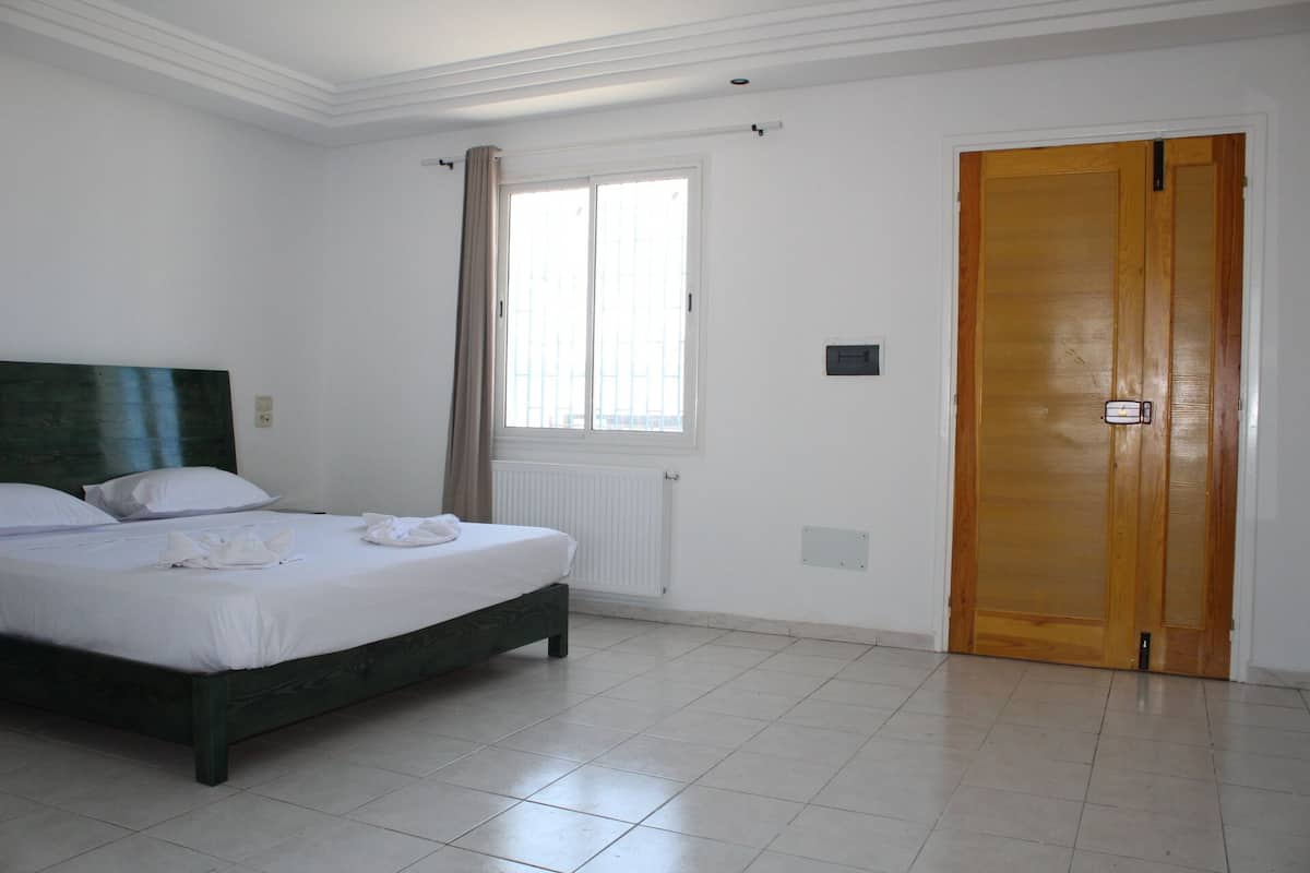 Habitación, Terraza | Escritorio, cortinas blackout, wifi gratis y ropa de cama