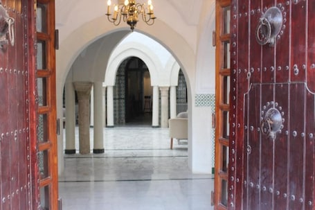 Fachada de la propiedad. Hôtel Medina