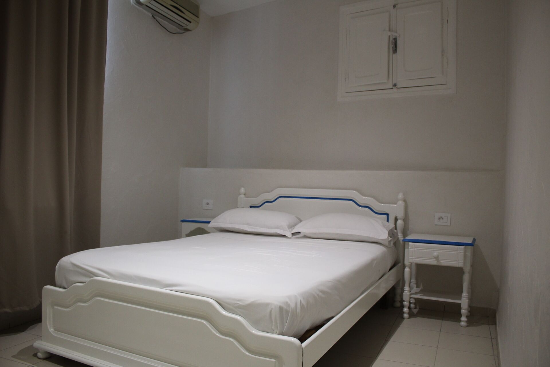 Habitación cuádruple estándar | Escritorio, cortinas blackout, wifi gratis y ropa de cama 