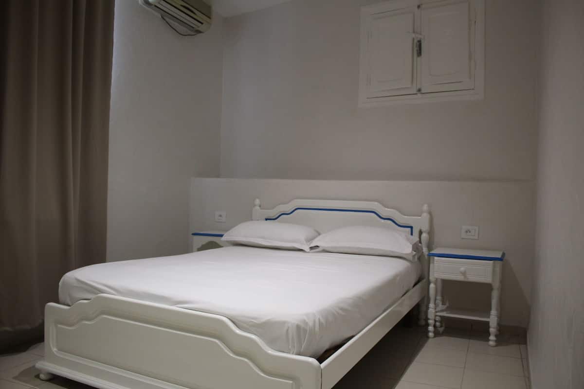 Habitación cuádruple estándar | Escritorio, cortinas blackout, wifi gratis y ropa de cama