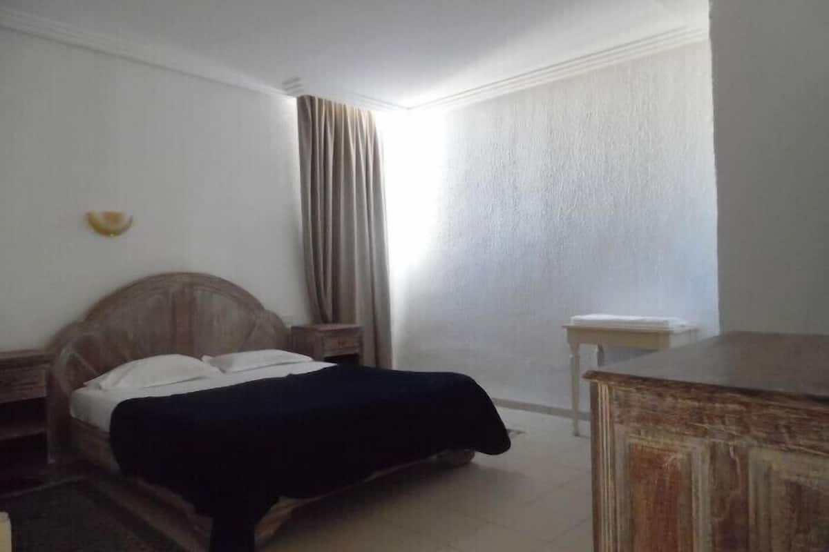 Escritorio, cortinas blackout y camas plegables/adicionales